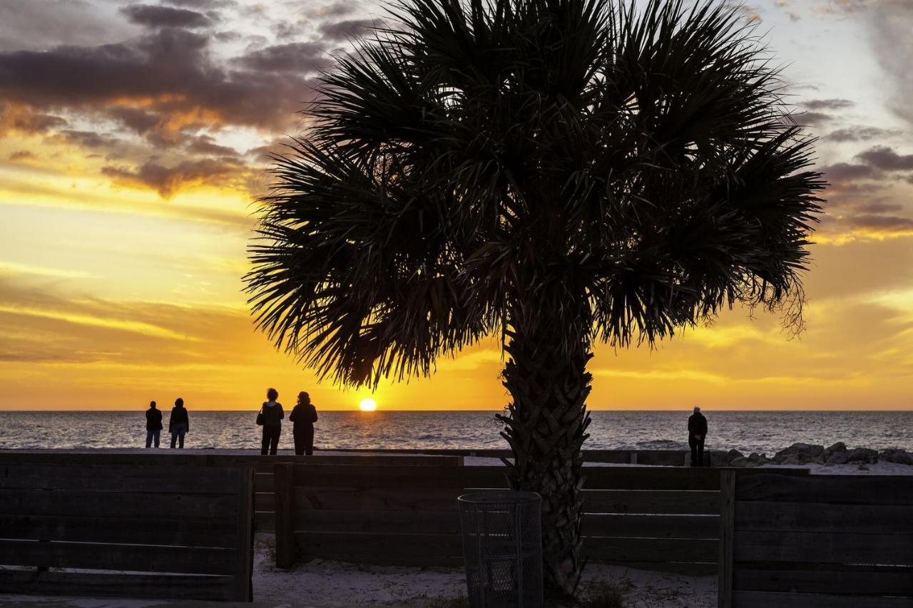 Parkside 15, 2 Bedrooms, Walk To Beach, Pool Access, Sleeps 6 St. Pete Beach
