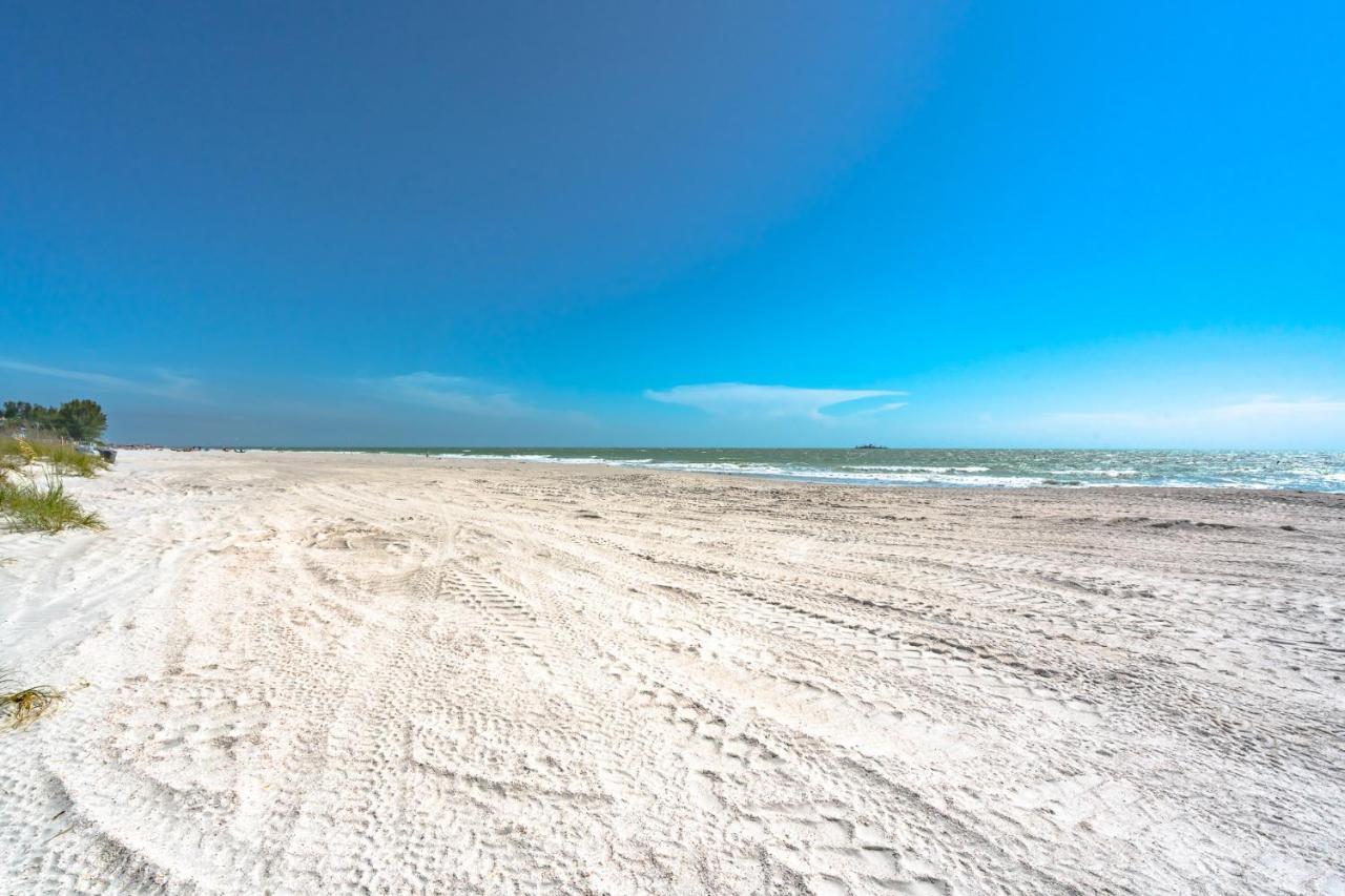 Apartment Parkside 15, 2 Bedrooms, Walk To Beach, Pool Access, Sleeps 6 St. Pete Beach