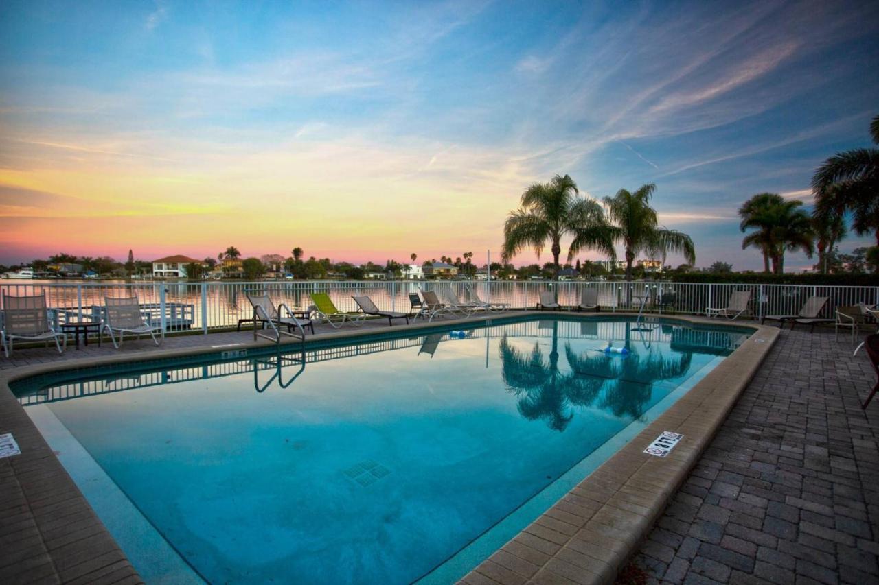 202 - Palms Of Treasure Island