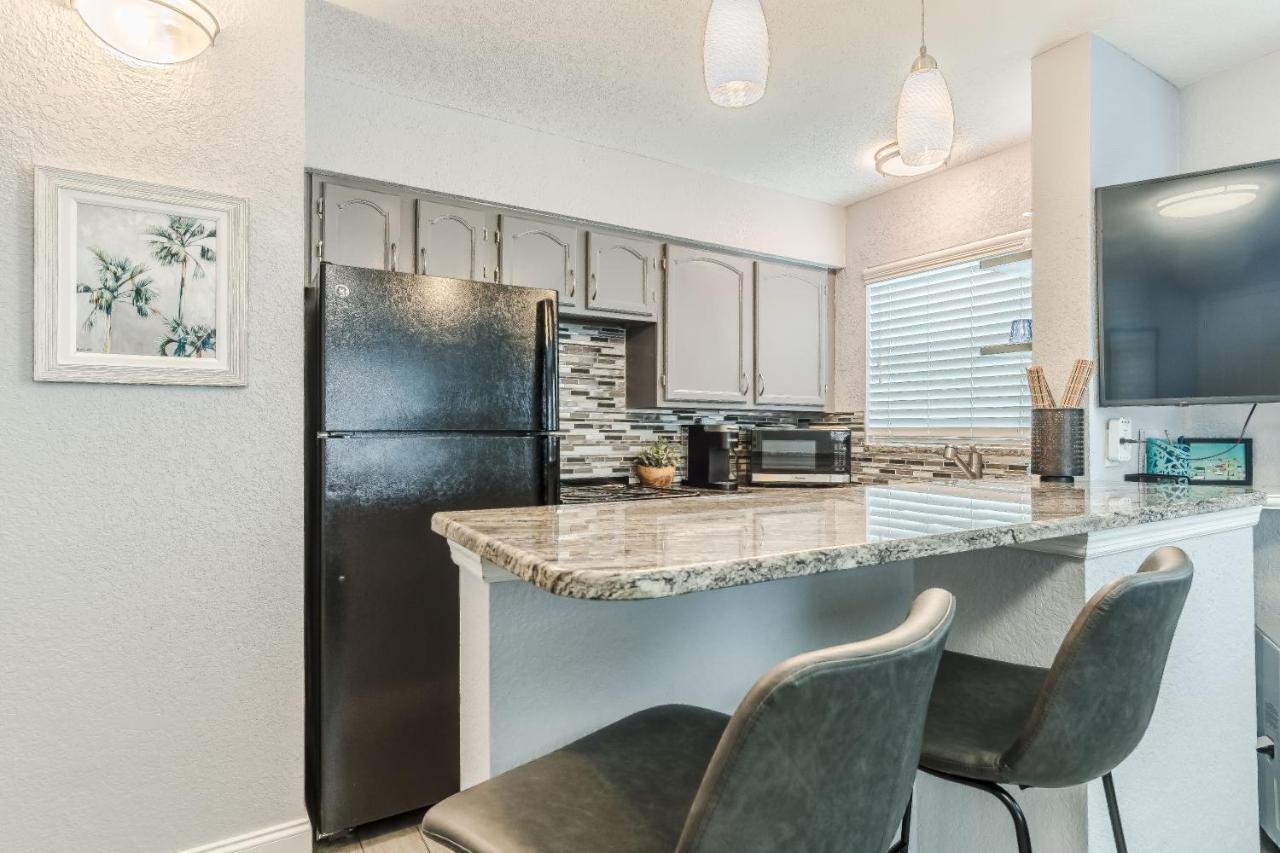 Treasure Island Walking Distance To White Apartment *