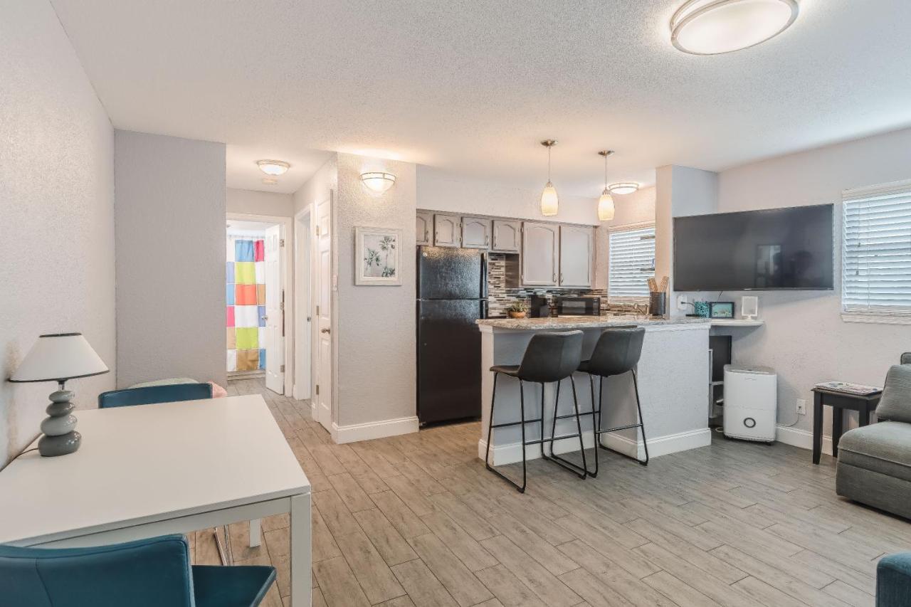 Treasure Island Walking Distance To White Apartment *
