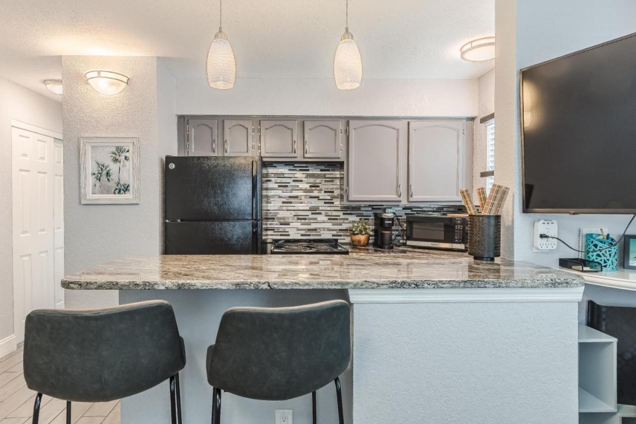 Treasure Island Walking Distance To White Apartment *