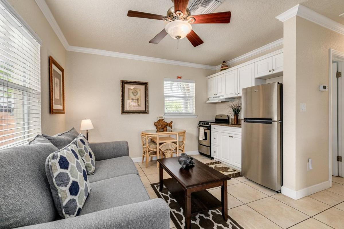 Walkable To Restaurants And Steps To The Beach! - Coconut Villa's 10 Apartment *