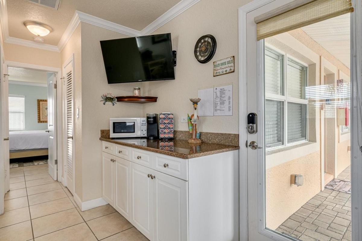 Walkable To Restaurants And Steps To The Beach! - Coconut Villa's 10 St. Pete Beach