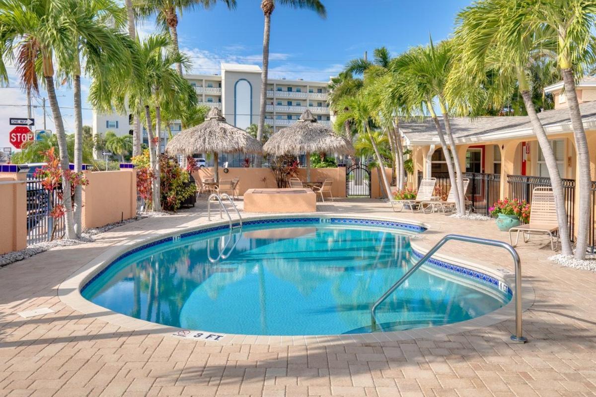 Apartment Walkable To Restaurants And Steps To The Beach! - Coconut Villa's 10 St. Pete Beach