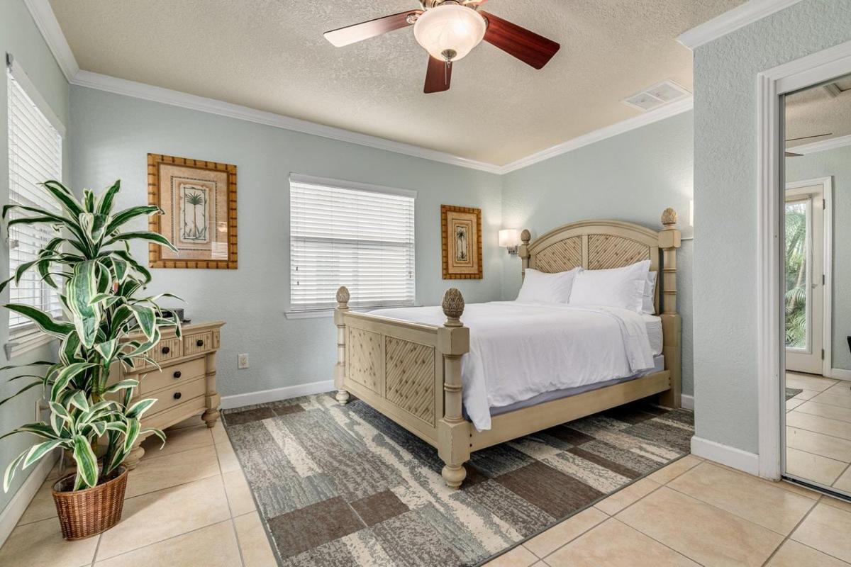 Walkable To Restaurants And Steps To The Beach! - Coconut Villa's 10 St. Pete Beach