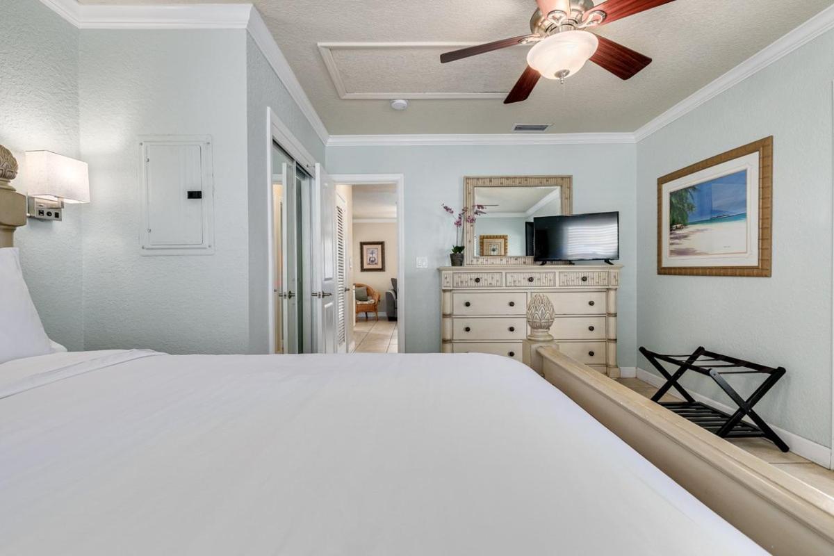 Walkable To Restaurants And Steps To The Beach! - Coconut Villa's 10 Apartment St. Pete Beach