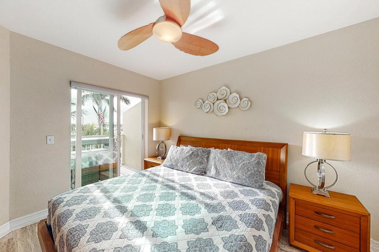 Crystal Palms 307