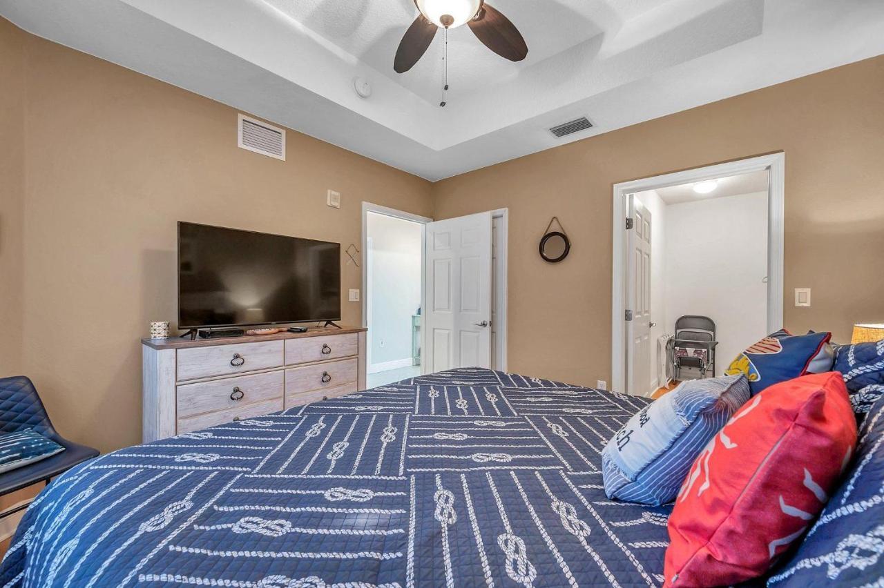 Apartment 3 Bed 3 Bath Waterfront In Gated Community *