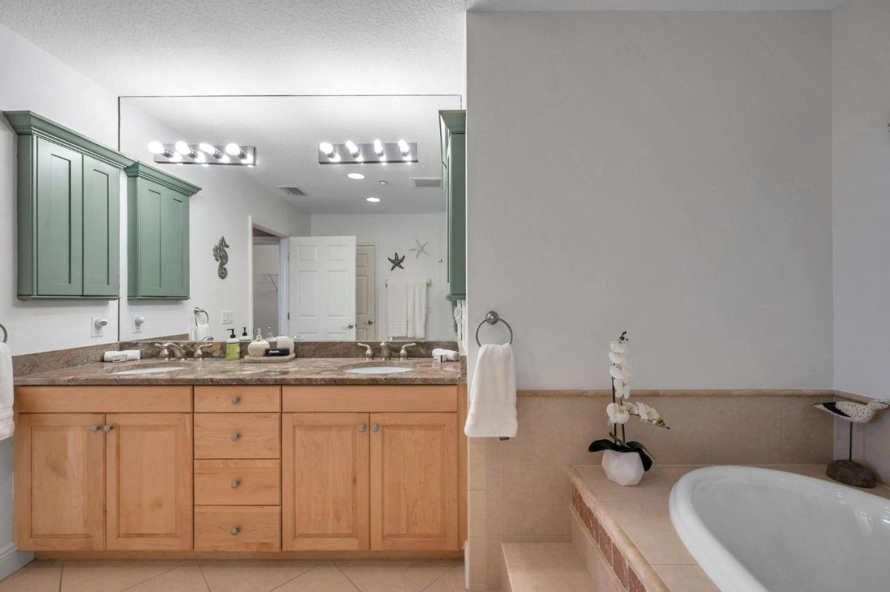 3 Bed 3 Bath Waterfront In Gated Community Apartment