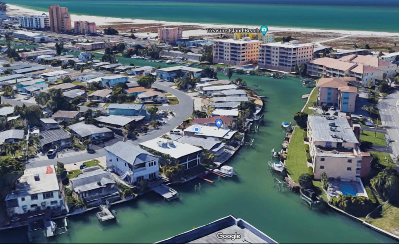 Waterfront Boat Lift Holiday home St. Pete Beach