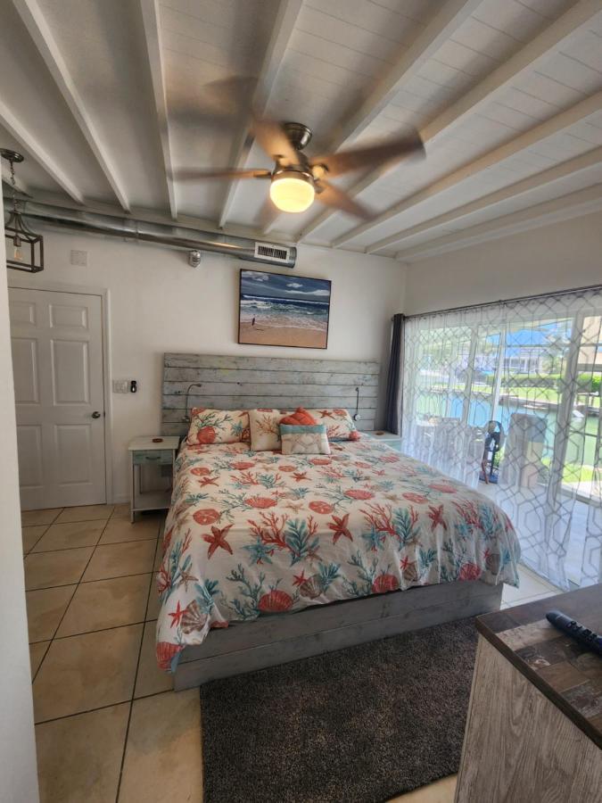 Waterfront Boat Lift Holiday home St. Pete Beach