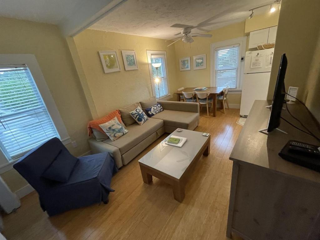 1br 1ba Northstar Bungalow. Just Steps To The And The Bay. Holiday home St. Pete Beach