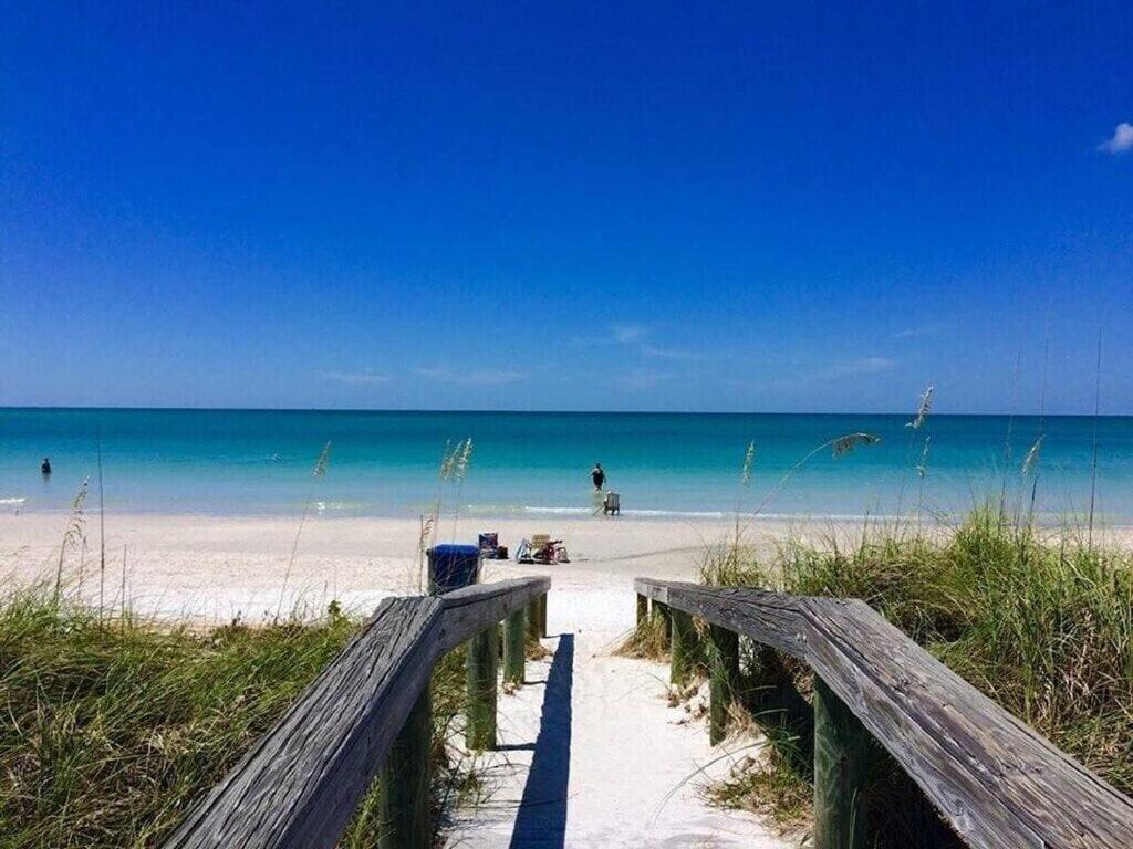 Holiday home 1br 1ba Northstar Bungalow. Just Steps To The And The Bay. St. Pete Beach