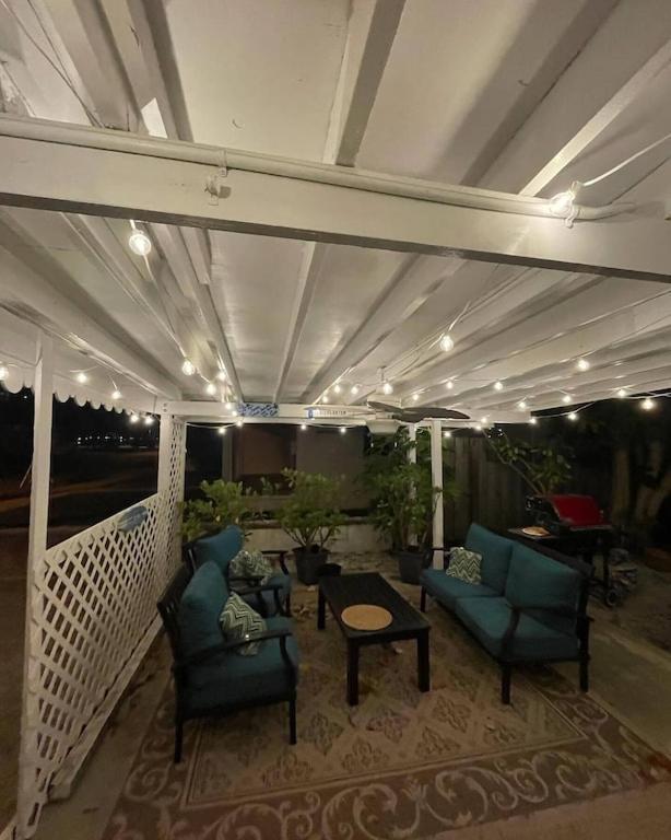 Holiday home 1br 1ba Northstar Bungalow. Just Steps To The And The Bay. St. Pete Beach