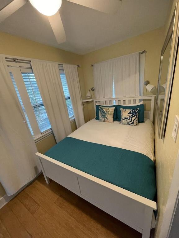 Holiday home 1br 1ba Northstar Bungalow. Just Steps To The And The Bay. St. Pete Beach