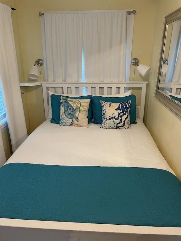 1br 1ba Northstar Bungalow. Just Steps To The And The Bay. Holiday home St. Pete Beach
