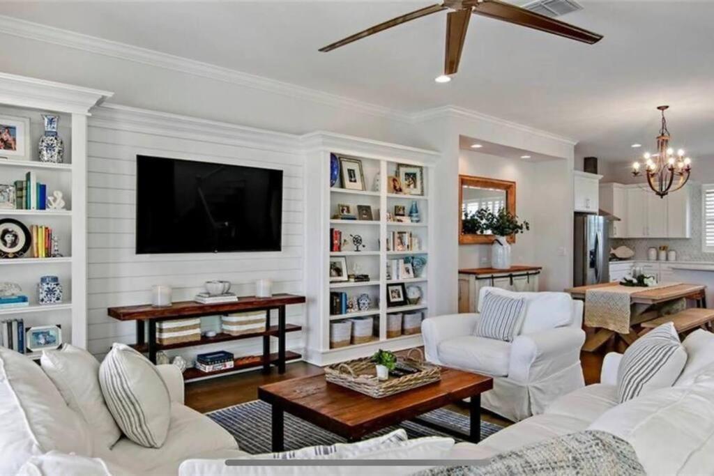 Luxurious Modern Townhouse Right Across Beach!! Table Tennis
