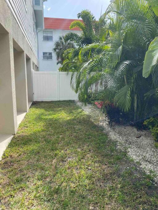 Luxurious Modern Townhouse Right Across Beach!! Table Tennis Holiday home St. Pete Beach
