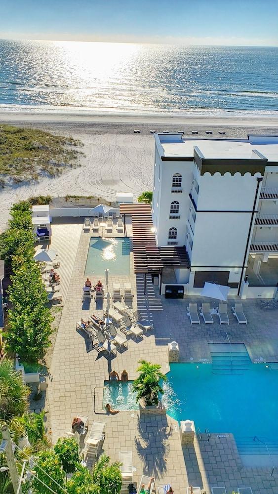 Barefoot Club Hotel 3*