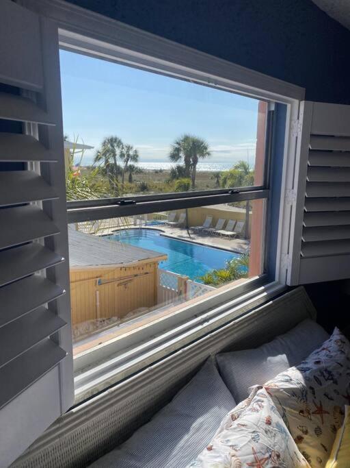 Beachfront On Quiet Treasure Island- 1 Bed Apartment St. Pete Beach