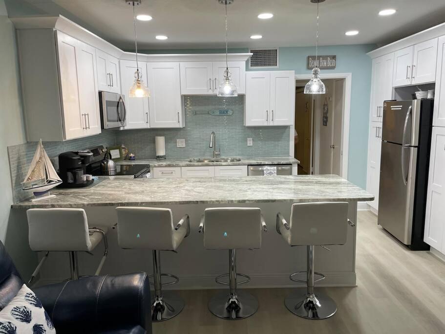 Apartment Beachfront On Quiet Treasure Island- 1 Bed St. Pete Beach