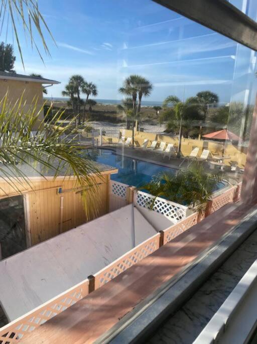 Beachfront On Quiet Treasure Island- 1 Bed *