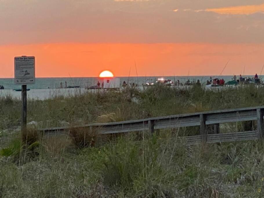 Beachfront On Quiet Treasure Island- 1 Bed * St. Pete Beach