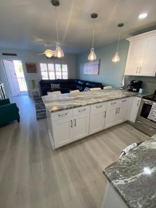 Beachfront On Quiet Treasure Island- 1 Bed Apartment