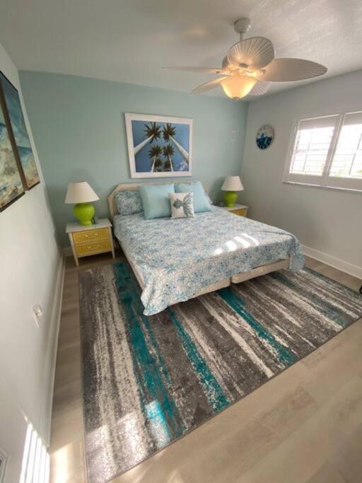 Beachfront On Quiet Treasure Island- 1 Bed
