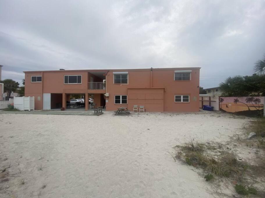Beachfront On Quiet Treasure Island- 1 Bed Apartment St. Pete Beach