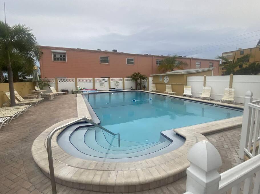 Beachfront On Quiet Treasure Island- 1 Bed Apartment St. Pete Beach