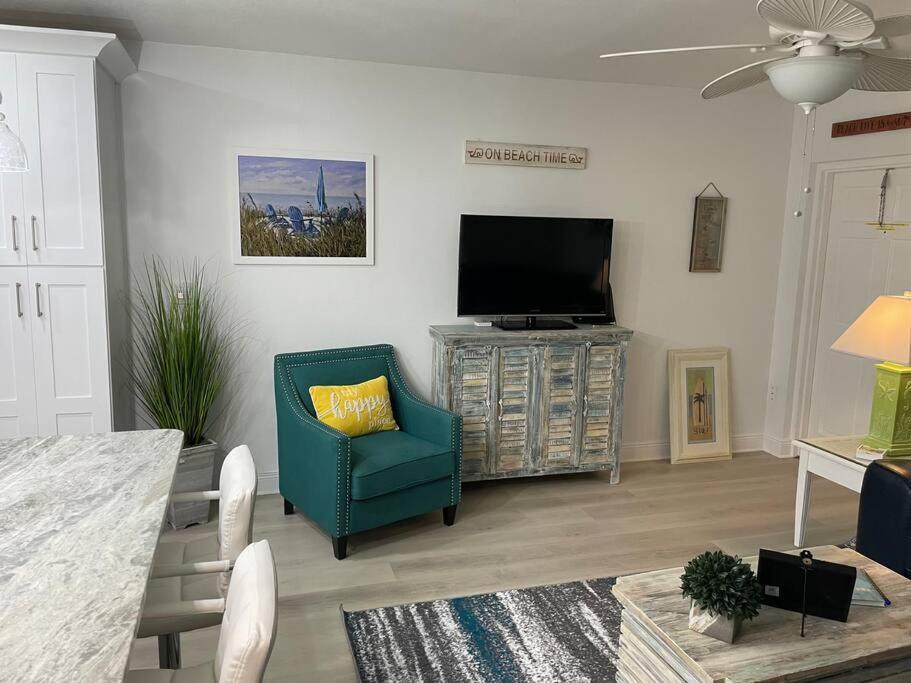 Beachfront On Quiet Treasure Island- 1 Bed *