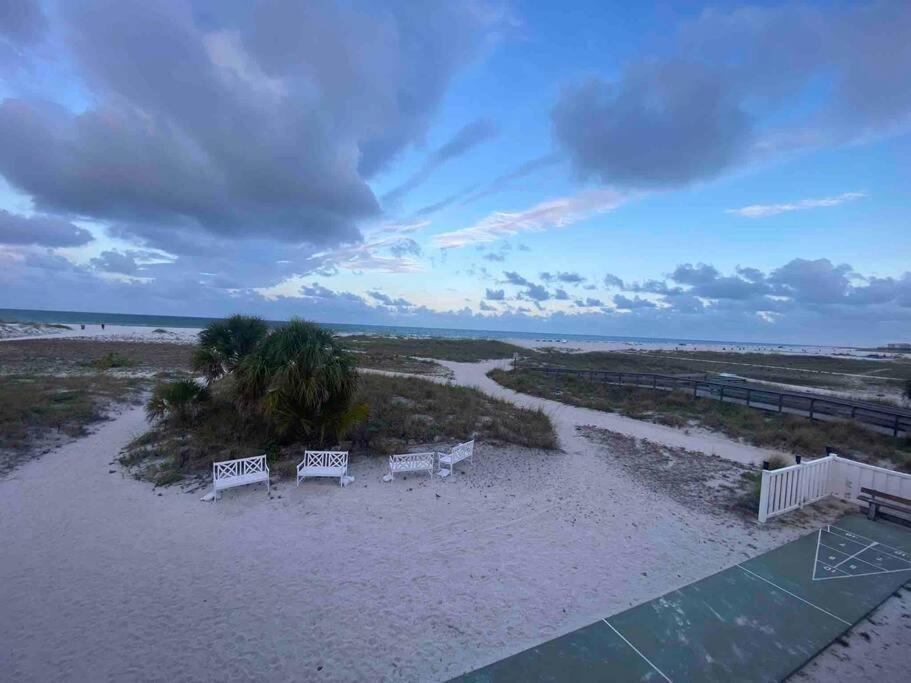 Beachfront On Quiet Treasure Island- 1 Bed
