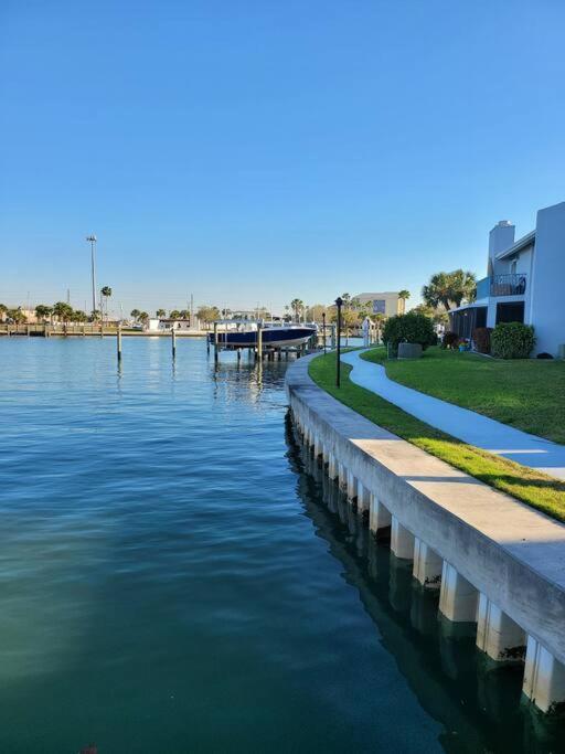 Luxurious Waterfront Penthouse: Maderia Gem * St. Pete Beach