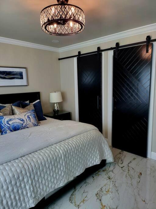 Luxurious Waterfront Penthouse: Maderia Gem *