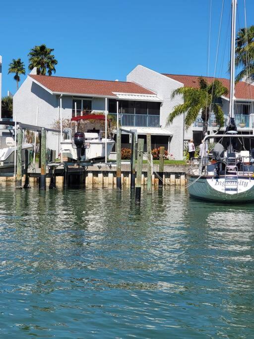 Villa Luxurious Waterfront Penthouse: Maderia Gem