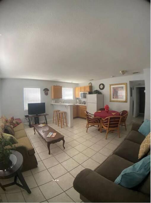 Apartment Private Two-bedroom 5 -directly Across From St. Pete Beach