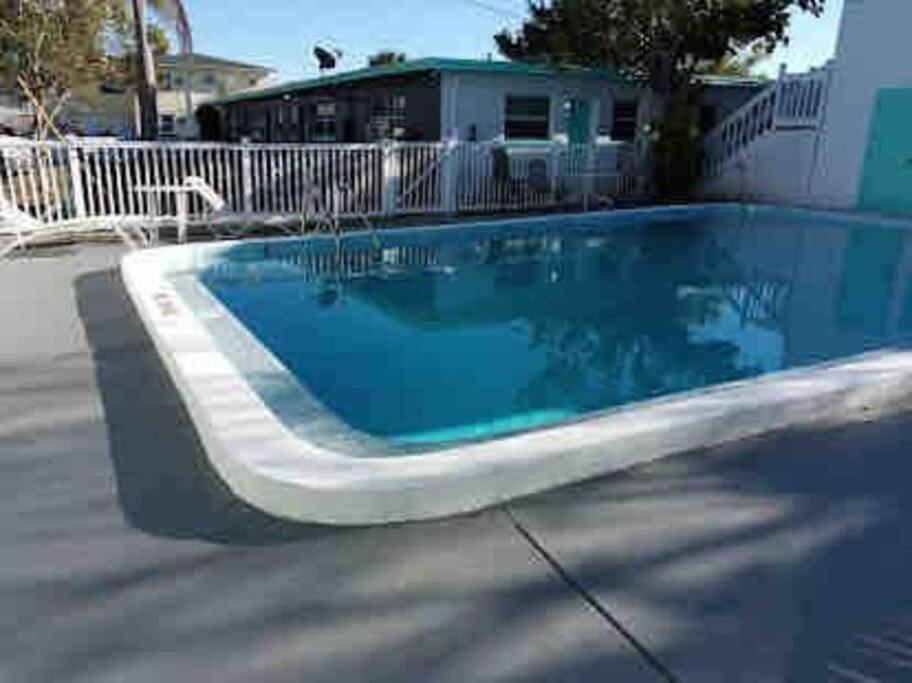Apartment Private One-bedroom 8 -directly Across From St. Pete Beach
