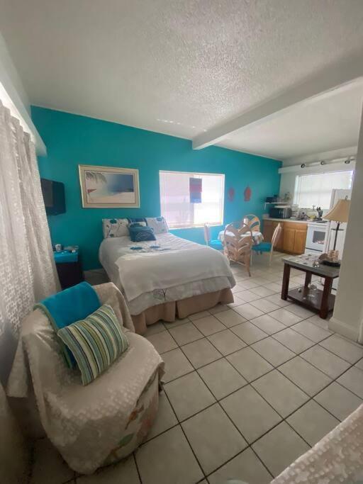 Apartment Private 15 -directly Across From *