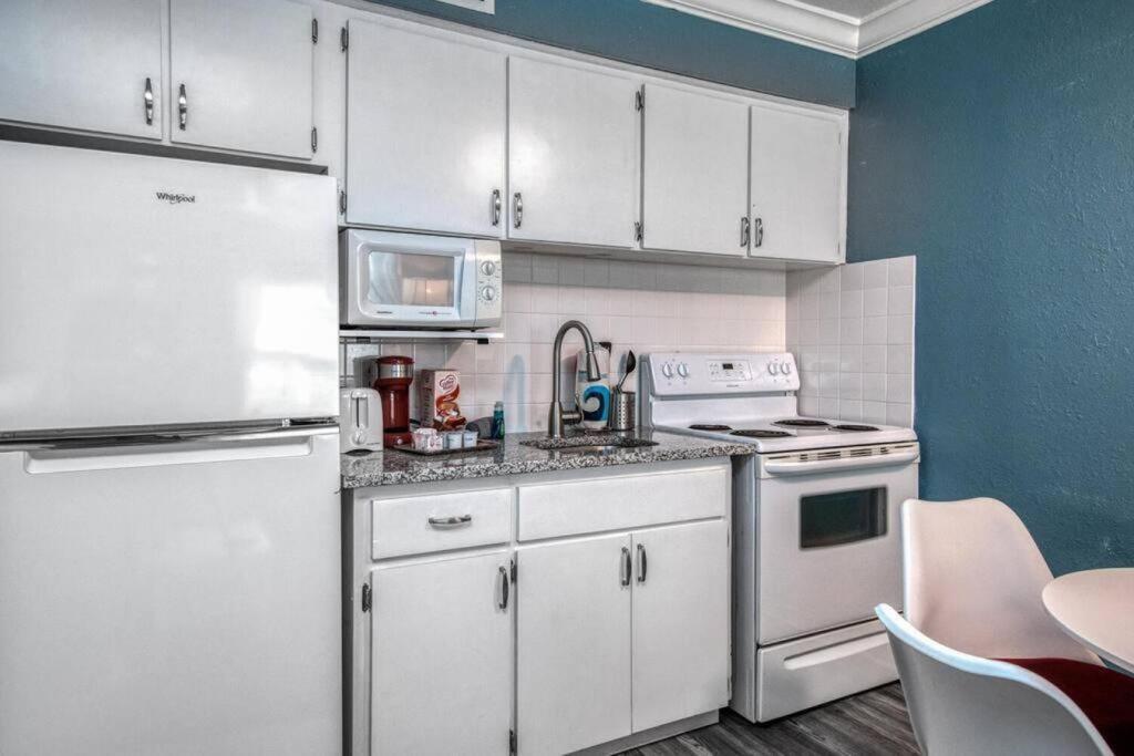 Sunset At Madeira Beach! Pet Friendly With Summer Breezes! - 6 Apartment St. Pete Beach