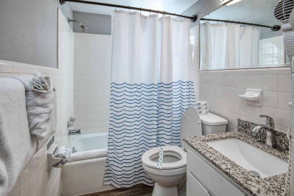 Sunset At Madeira Beach! Pet Friendly Getaway!- 1 Apartment
