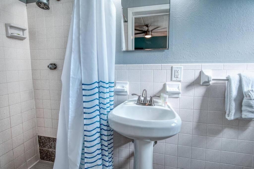 Apartment Sunset At Madeira Beach! Pet Friendly Getaway!- 1 *