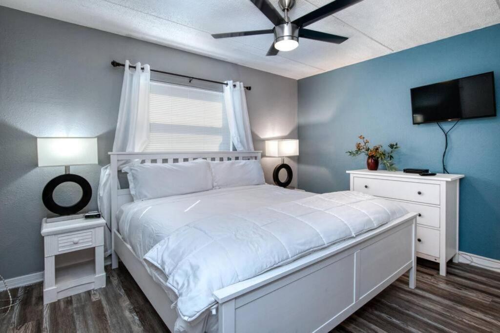 Sunset At Madeira Beach! Pet Friendly Getaway!- 1 *