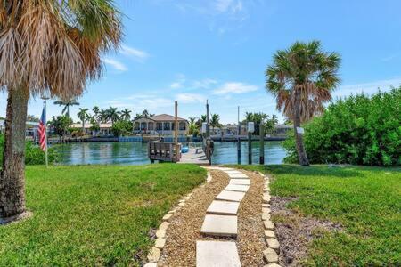 Maritana House Heated Pool & Private Dock Holiday home *