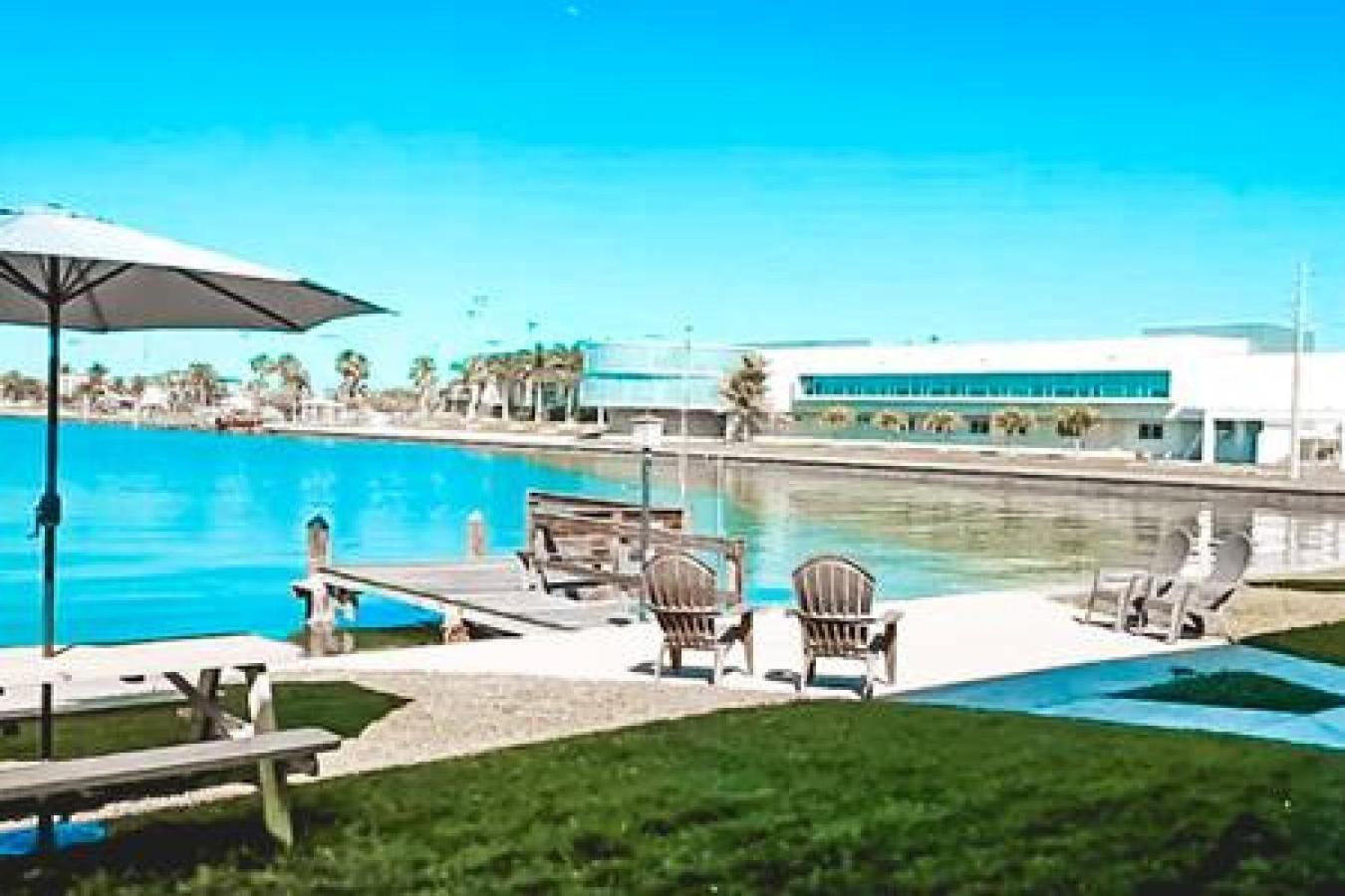 2 Bedroom With Dock And Walk To Everything *