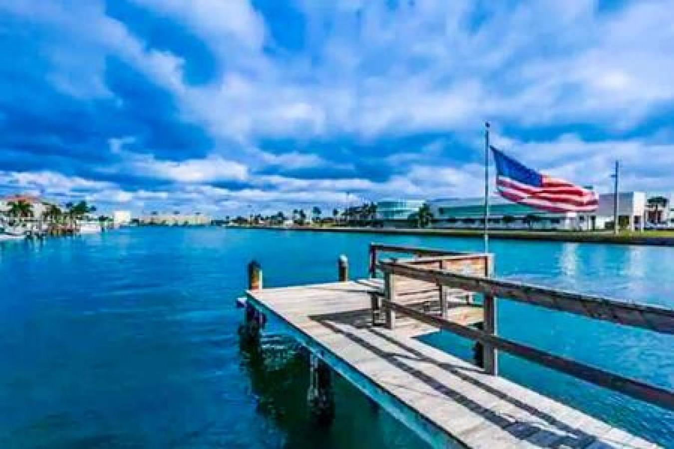 2 Bedroom With Dock And Walk To Everything Holiday home *