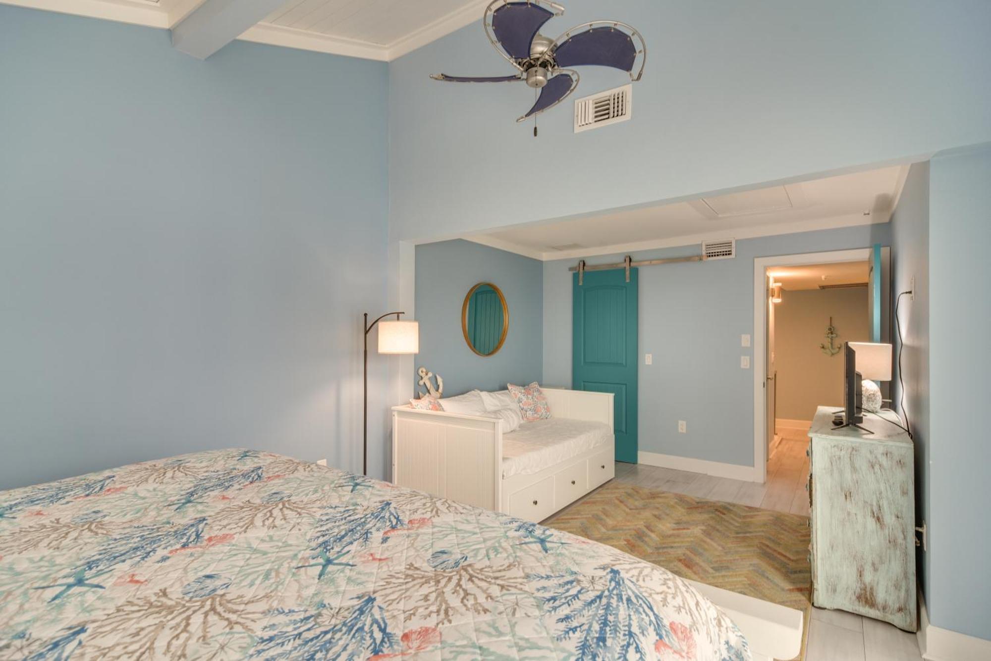 Poolside Madeira Abode With Balcony! * St. Pete Beach