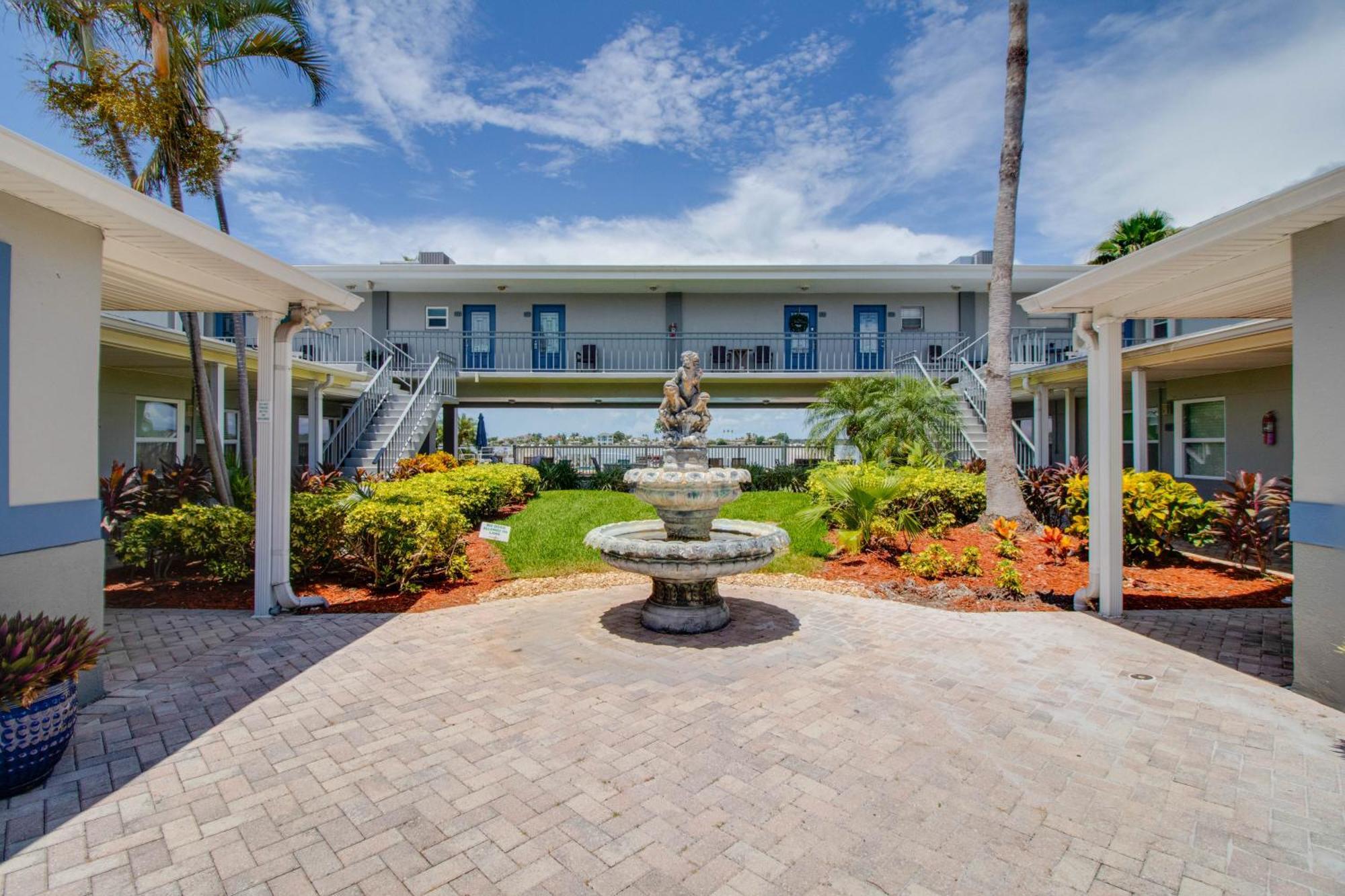 Apartment 102-tiny Treasure-waterfront With Heated Pool St. Pete Beach