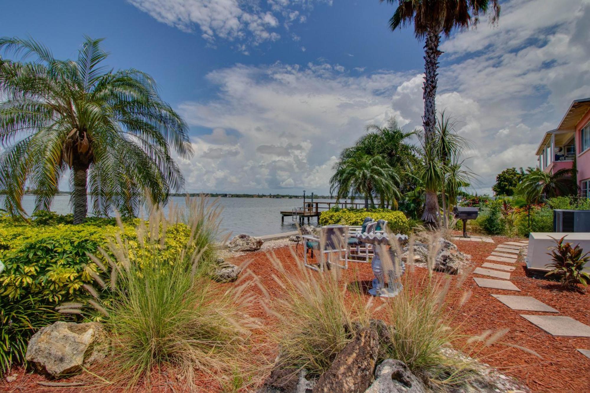 102-tiny Treasure-waterfront With Heated Pool Apartment *